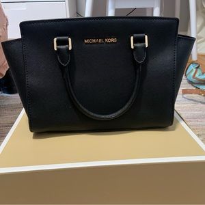 Black Michael Kors Crossbody